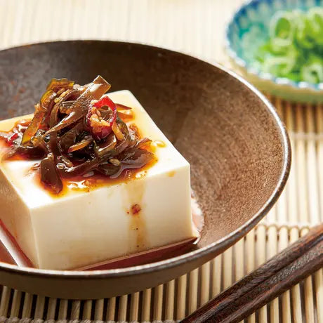 ご飯がすすむ!茎わかめとこんぶのピリ辛ラー油漬け 120g【マルイチ西條水産】